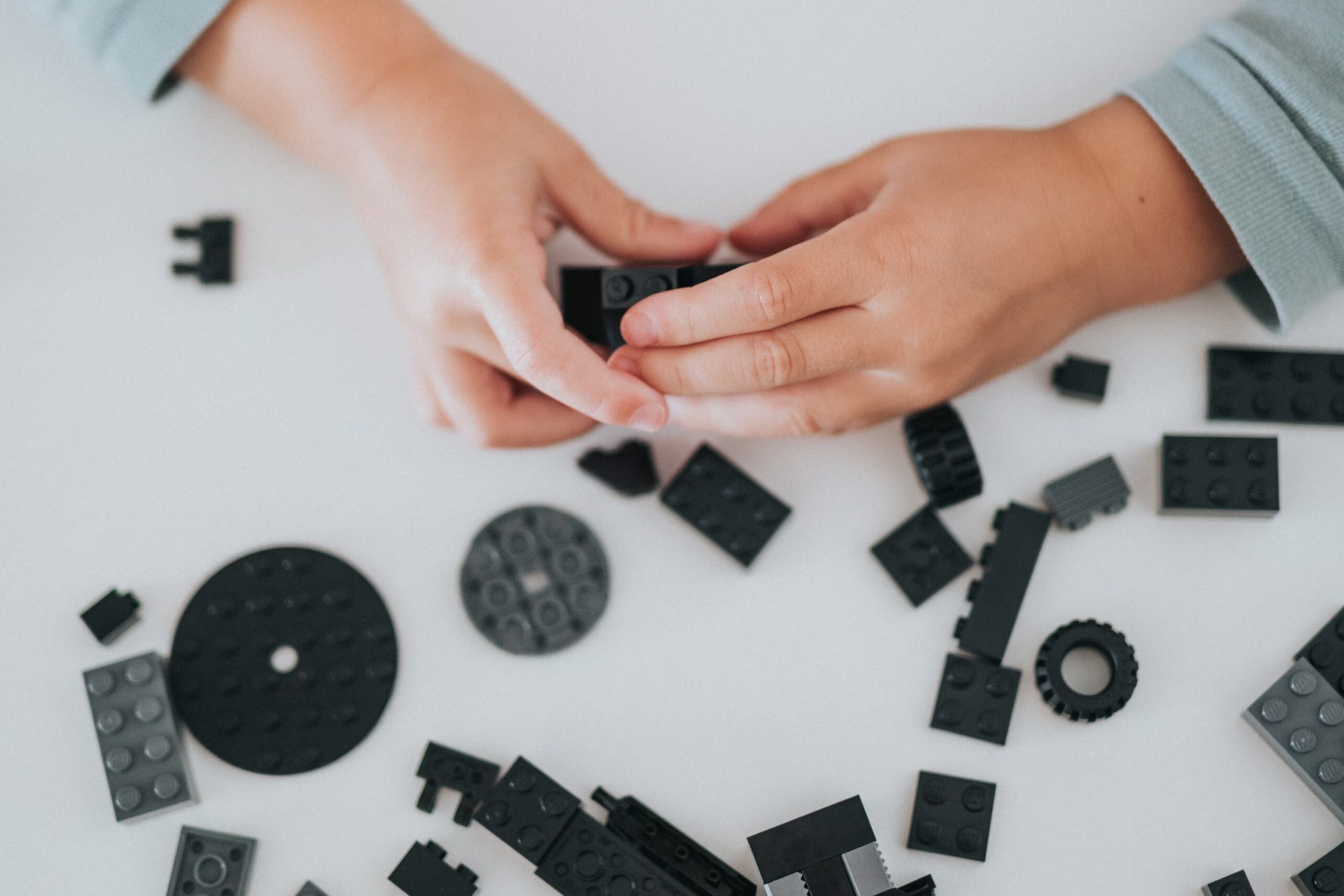 Kinderhände setzen Lego zusammen